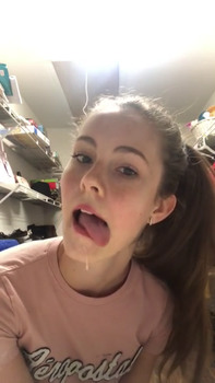 virgin teen pussy gets fucked my a makeup brush - Snapchat Videos