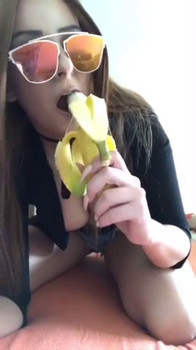 Skype Baby girl love the way her dildo makes her cum - Periscope Girls